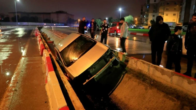 Kaygan yolda kontrolden çıkan otomobil kanala uçtu