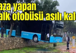 Kaza yapan halk otobüsü asılı kaldı