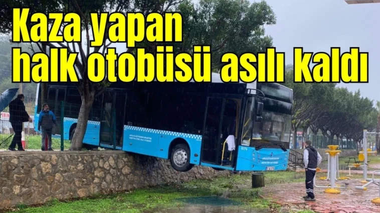 Kaza yapan halk otobüsü asılı kaldı