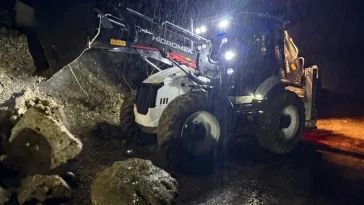 Kemer'de akşam yağmuru nedeniyle istinat duvarı çöktü