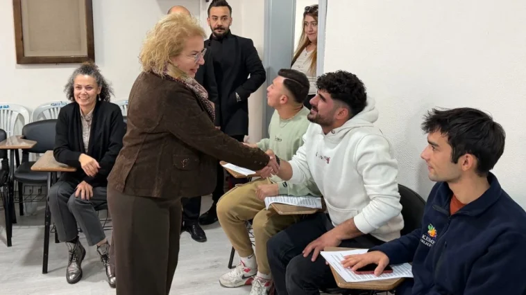 Kemer'de belediye personeline ilk yardım eğitimi