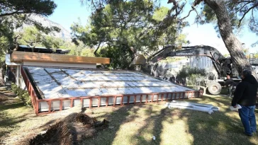 Kemer’de kaçak yapıların yıkımı sürüyor