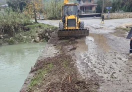 Kemer'de köprüleri tıkayan tomruklar temizlendi