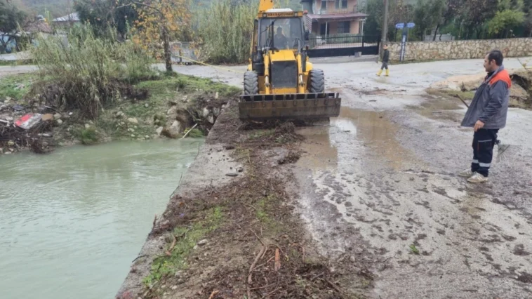 Kemer'de köprüleri tıkayan tomruklar temizlendi
