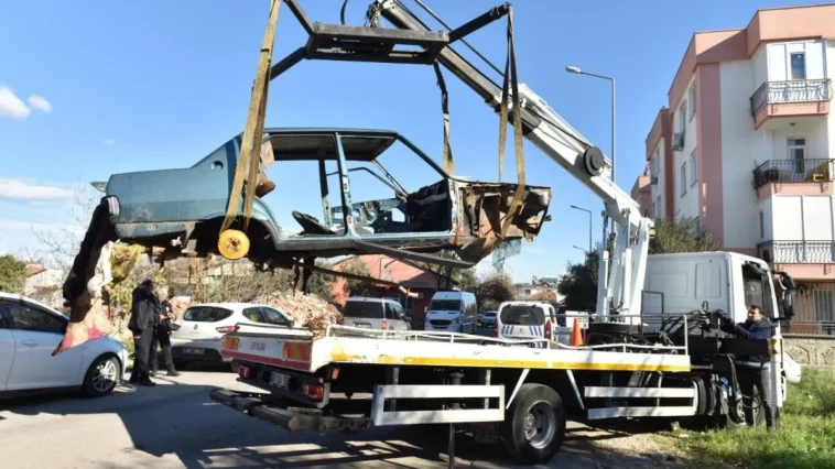 Kepez'de terk edilmiş hurda araçlar kaldırıldı