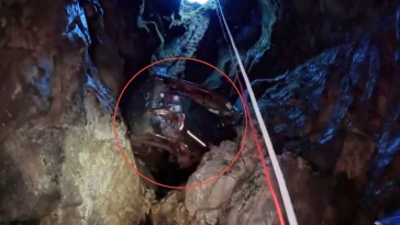 Keşif için girilen mağarada hurda otomobil bulundu