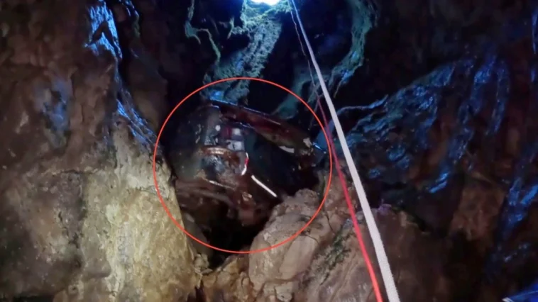 Keşif için girilen mağarada hurda otomobil bulundu