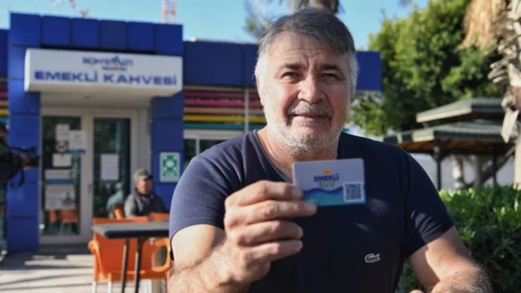 Konyaaltı'nda belediye 'Emekli Kartı' dağıtımını sürdürüyor