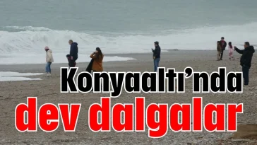 Konyaaltı’nda dev dalgalar