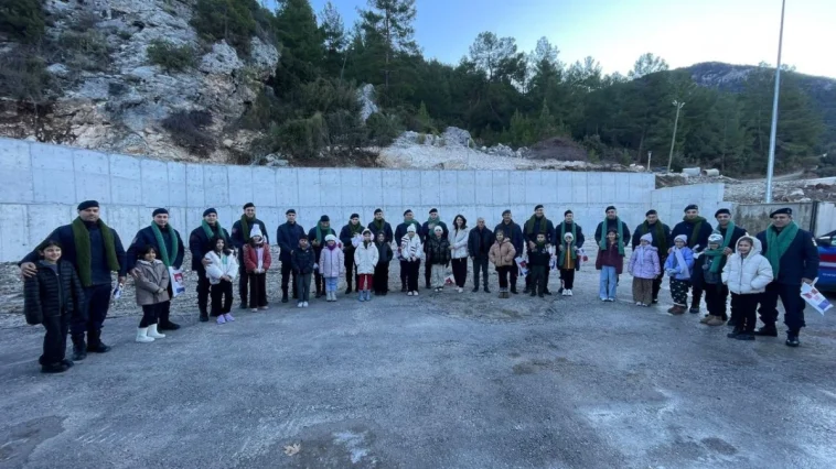 Kumluca’da öğrencilerden jandarmaya atkı