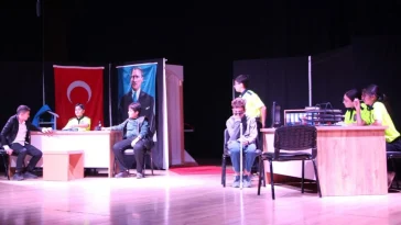 Kumlucalı öğrencilere tiyatroda trafik kurallarını öğrendi