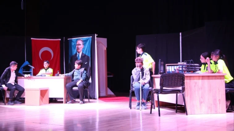 Kumlucalı öğrencilere tiyatroda trafik kurallarını öğrendi