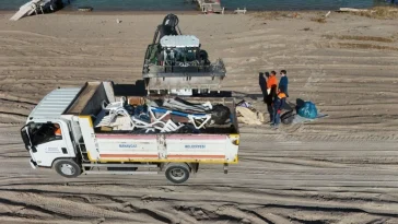 Manavgat’ta gönüllülerden sahil temizliği