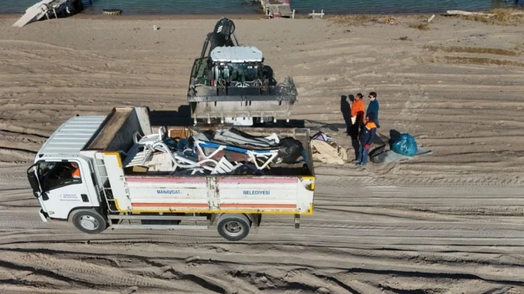 Manavgat’ta gönüllülerden sahil temizliği