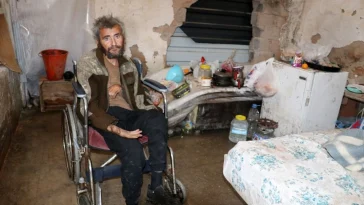 Muşamba altındaki yaşam sona eriyor