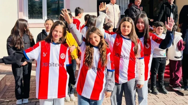 Okulda Antalyaspor forması dağıtıldı