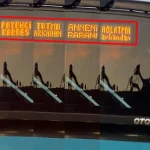 Otobüsün arkasına tutunan çocuklara şoförden LED'li uyarı