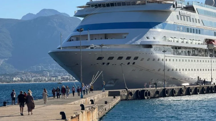 Rus turistler kruvaziyerle Alanya'da