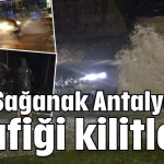 Sağanak Antalya'da trafiği kilitledi