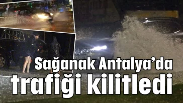 Sağanak Antalya'da trafiği kilitledi