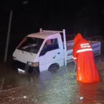 Sağanakta araçla mahsur kaldı, itfaiye yürüyerek kurtardı