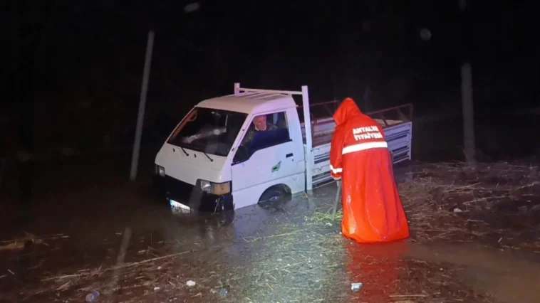 Sağanakta araçla mahsur kaldı, itfaiye yürüyerek kurtardı