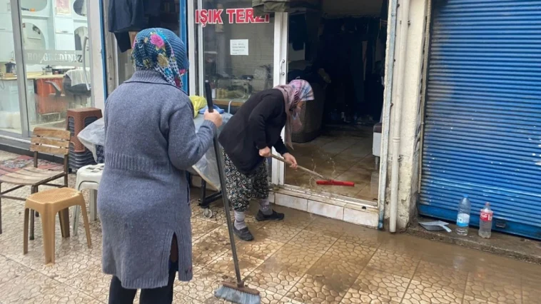 Serik'te esnaf sel yaralarını sarıyor