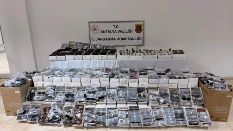 Serik’te kaçak gözlük ve saat operasyonu