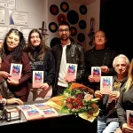 Tiyatro sahnesinde kitap tanıtımı