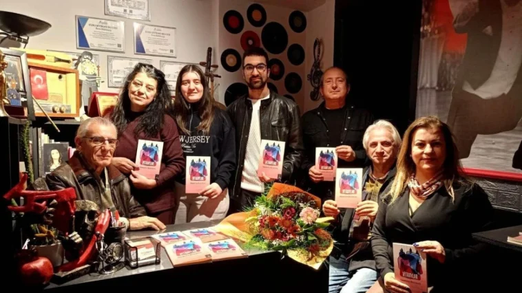 Tiyatro sahnesinde kitap tanıtımı