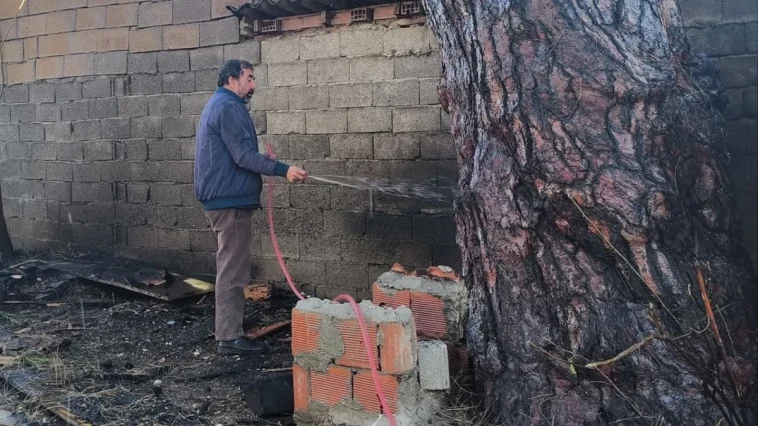 Yangının eve sıçramaması için alevlere hortumlarla müdahale ettiler