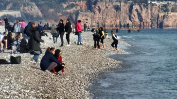 Yeni yılın ilk hafta sonunda Antalya’da deniz keyfi