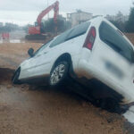 Çöken yola araç düştü