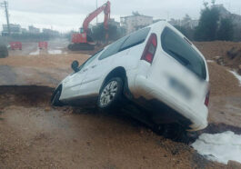 Çöken yola araç düştü