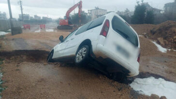 Çöken yola araç düştü