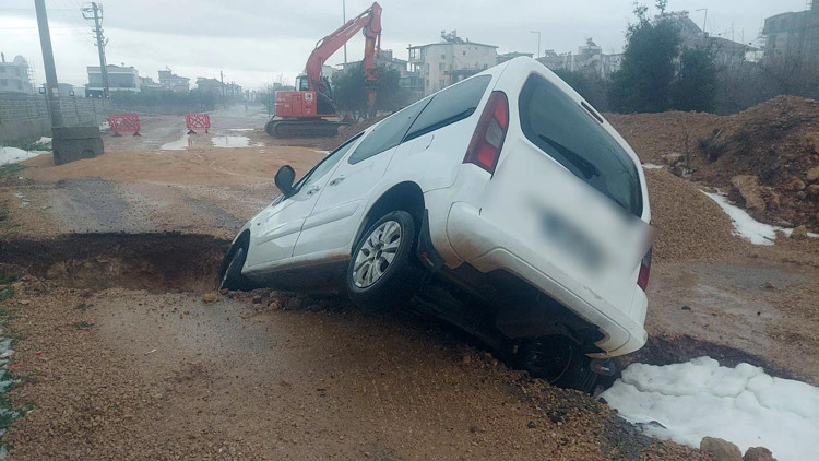 Çöken yola araç düştü