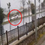 Kontrolden çıkan otomobil refüjdeki ağaca çarparak ters döndü