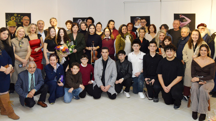 Genç sanatçının ilk sergi heyecanı