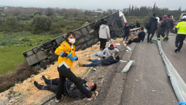 Antalyada yolcu otobüsü devrildi; 8 ölü, 26 yaralı