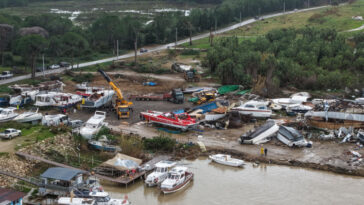 Antalyada hortum sonrası enkaz kaldırılıyor; su ise çekilmedi