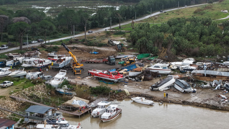 Antalyada hortum sonrası enkaz kaldırılıyor; su ise çekilmedi