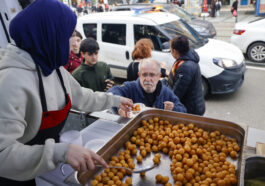 Berat Kandili’nde lokma ve kandil simidi ikramı