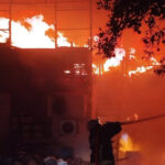 İşletmede yangın çıktı, alevler otomobile de sıçradı