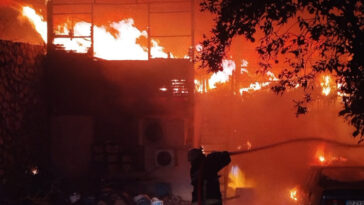 İşletmede yangın çıktı, alevler otomobile de sıçradı