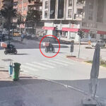 Kazada motosiklet sürücüsü minibüsün altında kalmaktan son anda kurtuldu