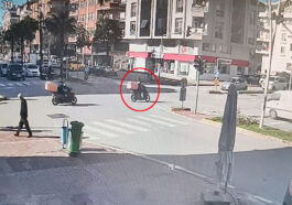 Kazada motosiklet sürücüsü minibüsün altında kalmaktan son anda kurtuldu