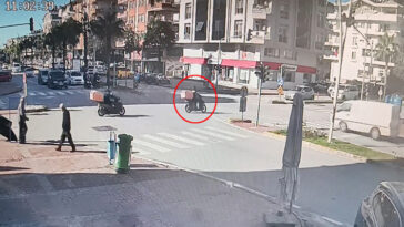 Kazada motosiklet sürücüsü minibüsün altında kalmaktan son anda kurtuldu