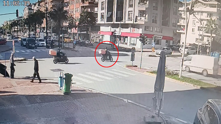 Kazada motosiklet sürücüsü minibüsün altında kalmaktan son anda kurtuldu