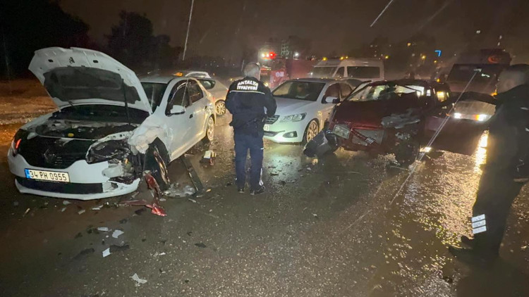 Antalyada iki otomobil çarpıştı: 5 yaralı