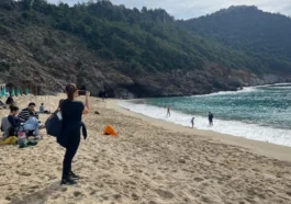 Alanya’da güneşli hava vatandaşları sahile çekti